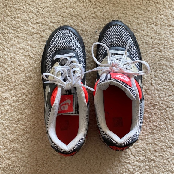 Nike shoes - - Picture 1 of 4